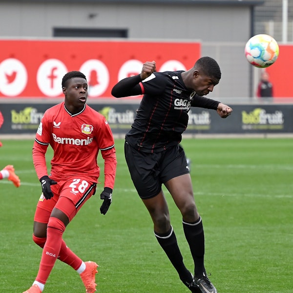 03.12.2022-Fussball-U19-Bayer 04 Leverkusen-Viktoria Köln
links: Ken Izekor (Bayer)
rechts: Zoumana Keita (Köln)
Foto: Uli Herhaus