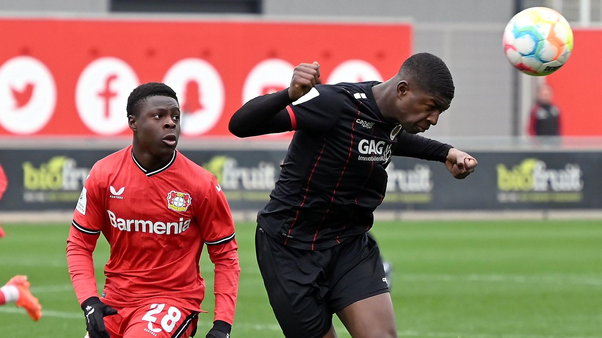 03.12.2022-Fussball-U19-Bayer 04 Leverkusen-Viktoria Köln
links: Ken Izekor (Bayer)
rechts: Zoumana Keita (Köln)
Foto: Uli Herhaus