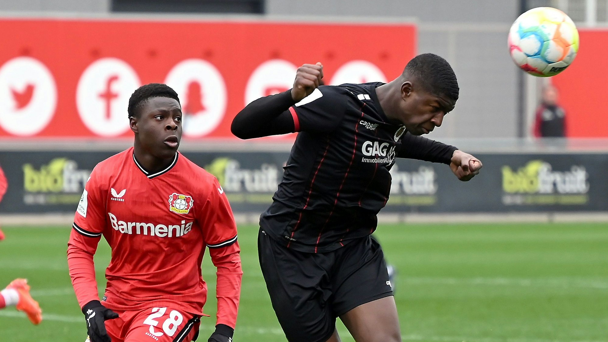 03.12.2022-Fussball-U19-Bayer 04 Leverkusen-Viktoria Köln
links: Ken Izekor (Bayer)
rechts: Zoumana Keita (Köln)
Foto: Uli Herhaus