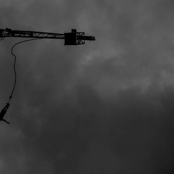 RECORD DATE NOT STATED A silhouette of a bungee jumper against a gloomy sky in grayscale *** einer Schattenriss des einer bungee Jumpen gegen einer d