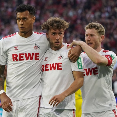 Davie Selke (v.l.), Torschütze Luca Waldschmidt und Florian Kainz bejubeln das 1:0 für den 1. FC Köln im Testspiel gegen den FC Nantes.