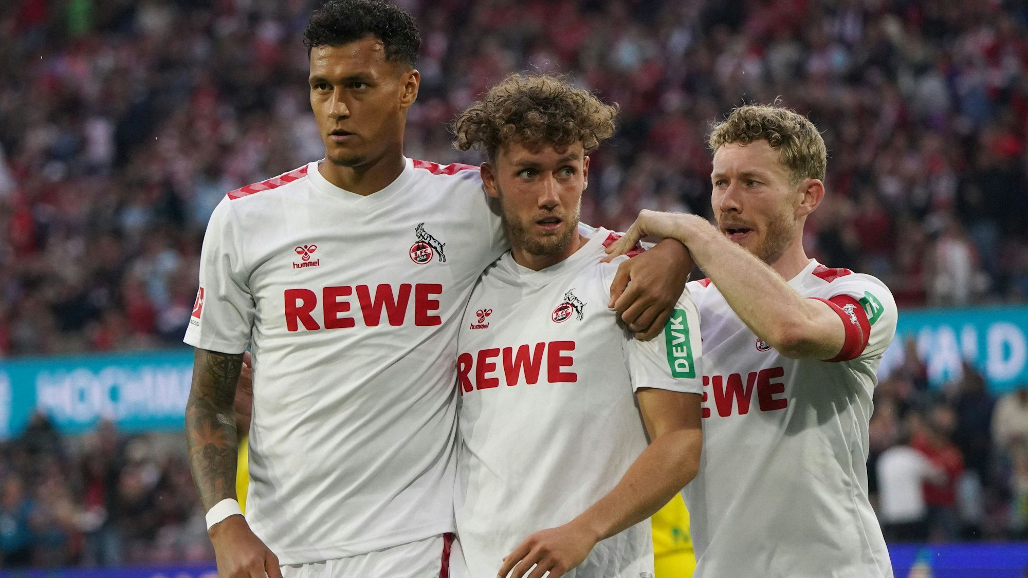 Davie Selke (v.l.), Torschütze Luca Waldschmidt und Florian Kainz bejubeln das 1:0 für den 1. FC Köln im Testspiel gegen den FC Nantes.
