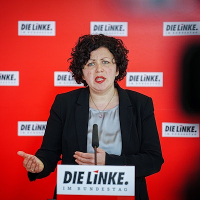 Amira Mohamed Ali gibt ein Pressestatement zu Beginn der Fraktionssitzung ihrer Partei.