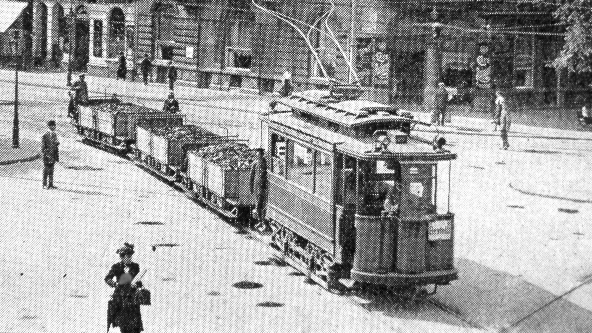 Eine Straßenbahn zieht Waggons mit Briketts am Rudolfplatz/Ecke Hohenzollernring.