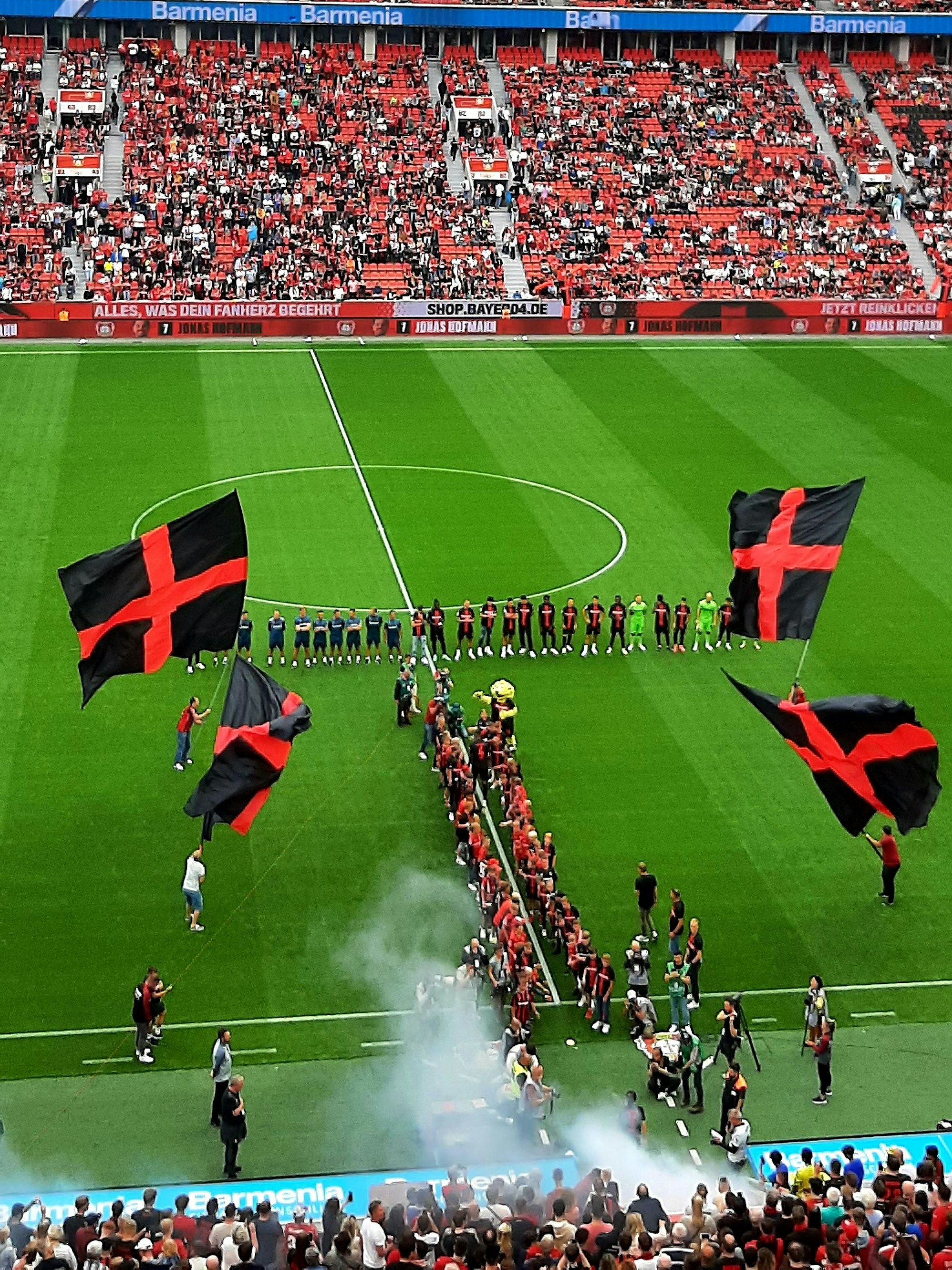 Vor dem Anpfiff des Testspieles gegen West Ham United in der Bay-Arena wurde auf dem Rasen des Stadions die Mannschaft von Bayer 04 Leverkusen vorgestellt und begrüßt.