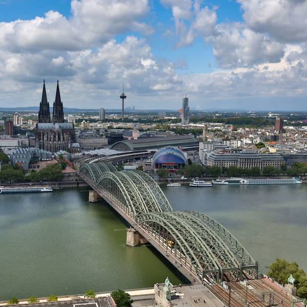 01.08.2023
Köln:
Reiterstandbild Kaiser Wilhelm an der Hohenzollernbrücke auf der Deutzer Seite
Foto: Martina Goyert