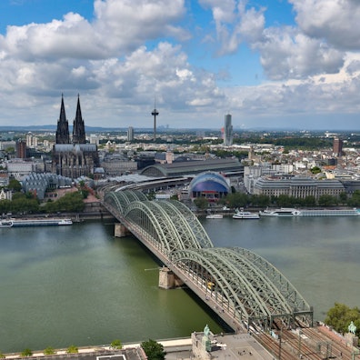 01.08.2023
Köln:
Reiterstandbild Kaiser Wilhelm an der Hohenzollernbrücke auf der Deutzer Seite
Foto: Martina Goyert