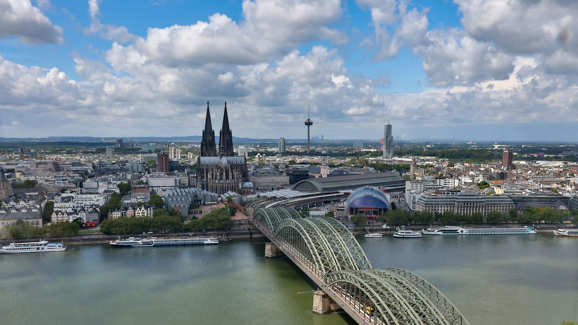 Blick auf Köln mit dem Dom im Mittelpunkt. (Symbolbild)