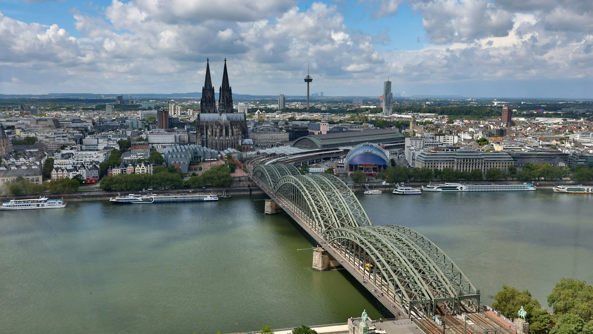01.08.2023
Köln:
Reiterstandbild Kaiser Wilhelm an der Hohenzollernbrücke auf der Deutzer Seite
Foto: Martina Goyert