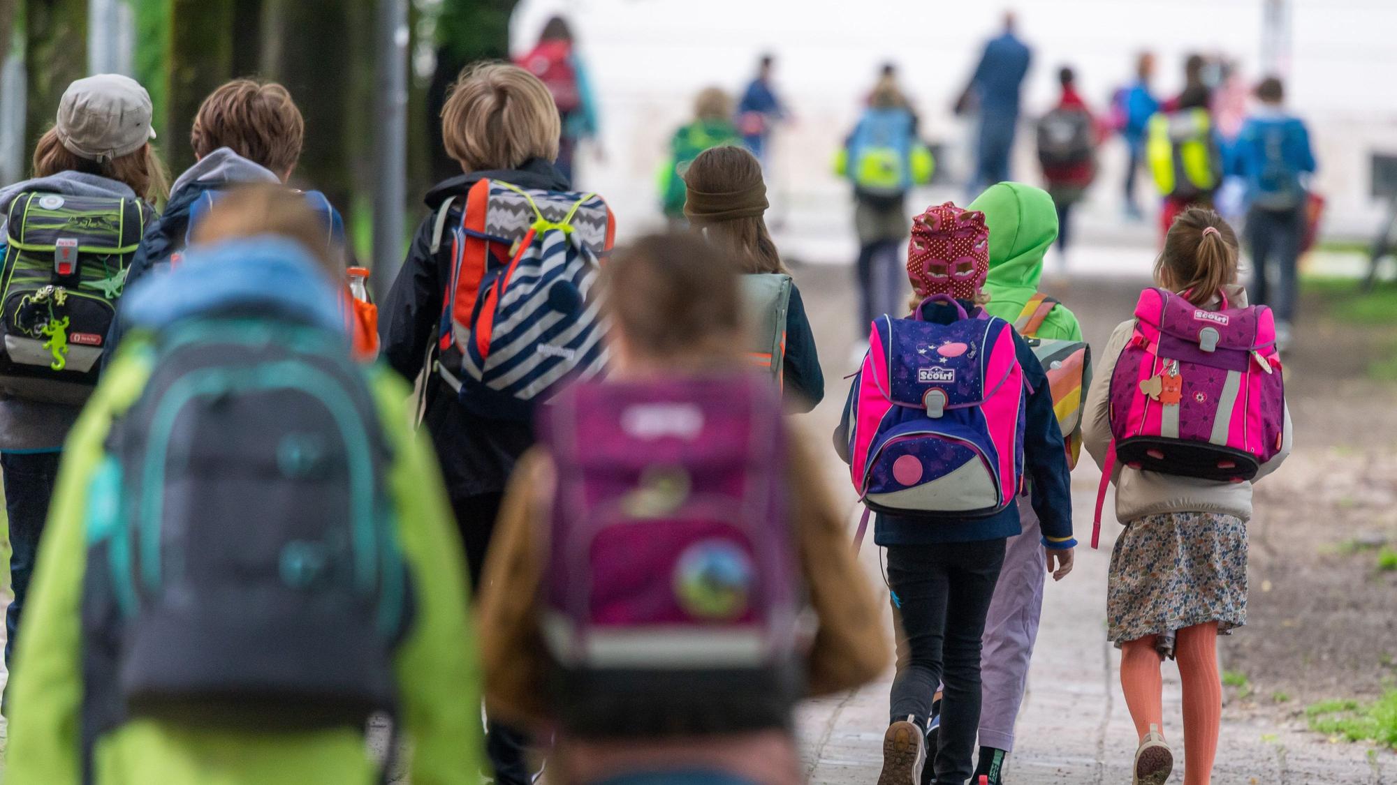 ARCHIV - Wiederholung vom 7.7.2023 - Trinkflasche, Mathebuch, Federmäppchen: Die Schultasche gewinnt schnell an Gewicht. Gut, wenn es dann clever verteilt ist. Foto: Peter Kneffel/dpa/dpa-tmn - Honorarfrei nur für Bezieher des dpa-Themendienstes +++ dpa-Themendienst +++