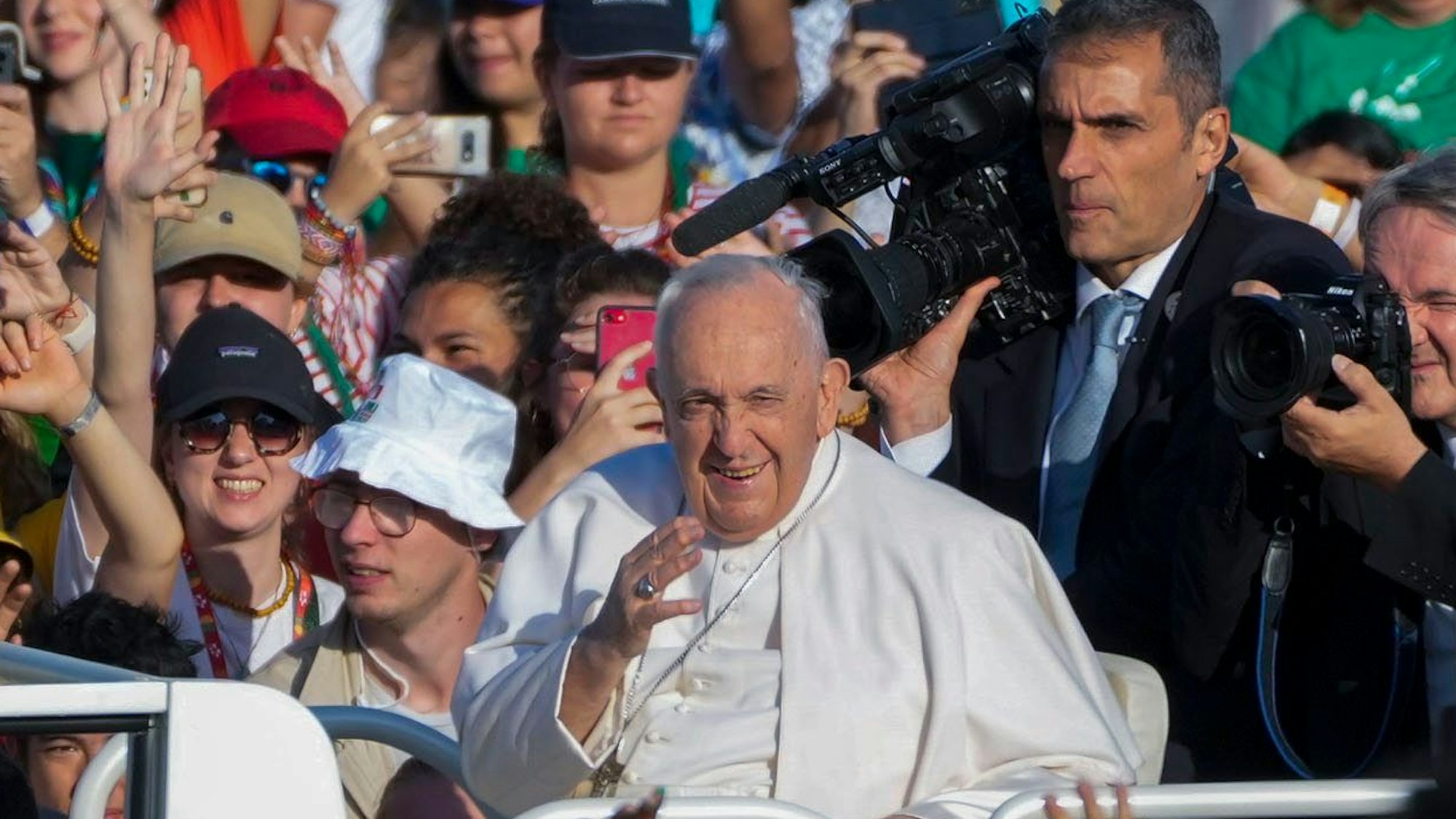 Papst Franziskus kommt am Parque Tejo in Lissabon an, wo er am Sonntag, 6. August 2023, eine Messe zum Abschluss des 37. Weltjugendtag hielt.