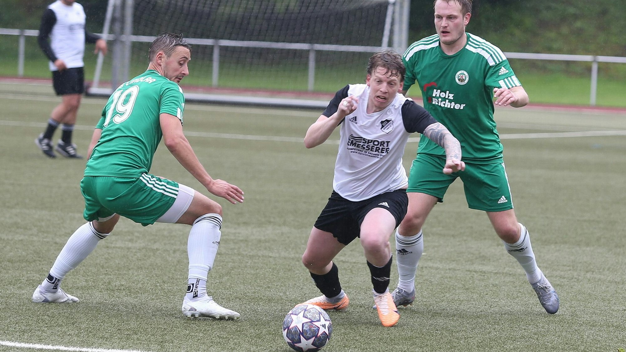 Ein Bergneustädter Fußballer versucht, sich von den beiden Lindlarer Spielern abzusetzen.