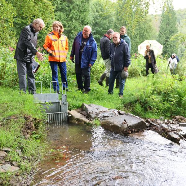 Amphibienteiche Hummentalsiefen, Klaus Jung (l.) erklärt den oberen Einlauf, rechts Fischsteige