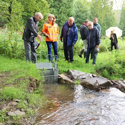 Amphibienteiche Hummentalsiefen, Klaus Jung (l.) erklärt den oberen Einlauf, rechts Fischsteige