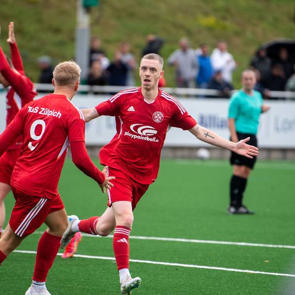 Das Bild zeigt den Doppel-Torschützen Dominik Spies, wies er jubelt.