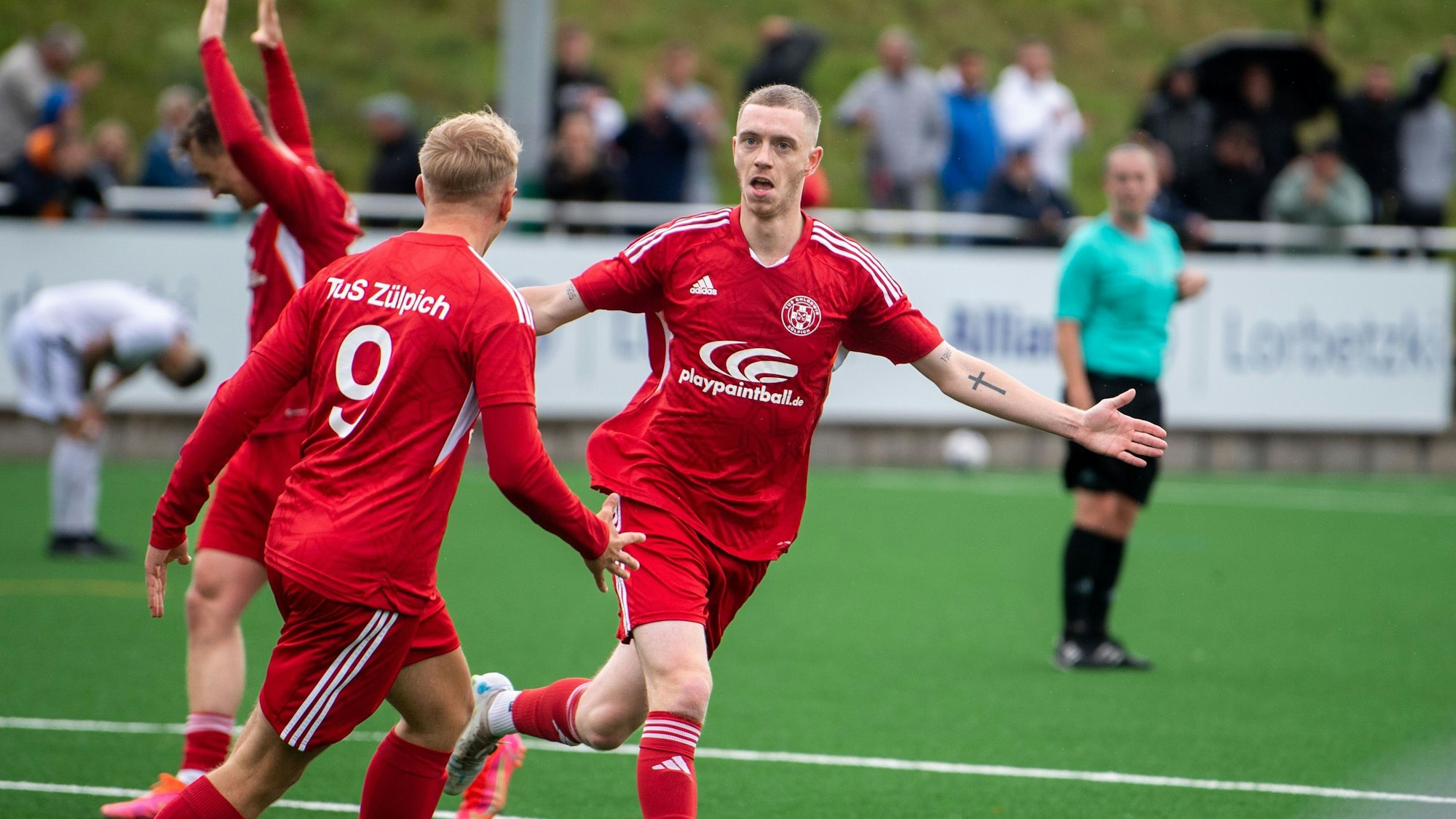 Doppeltorschütze Dominik Spies vom TuS Zülpich jubelt mit ausgebreiteten Armen.