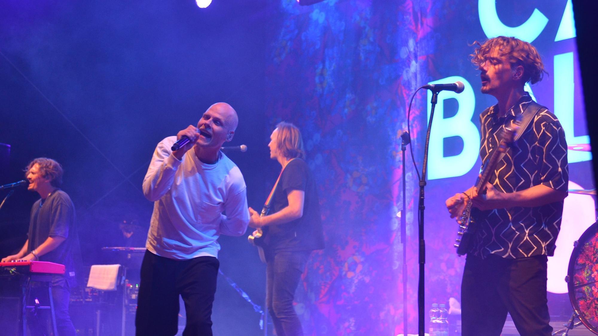 Die Musiker der Band Cat Ballou performen auf der Bühne der Zikkurat.