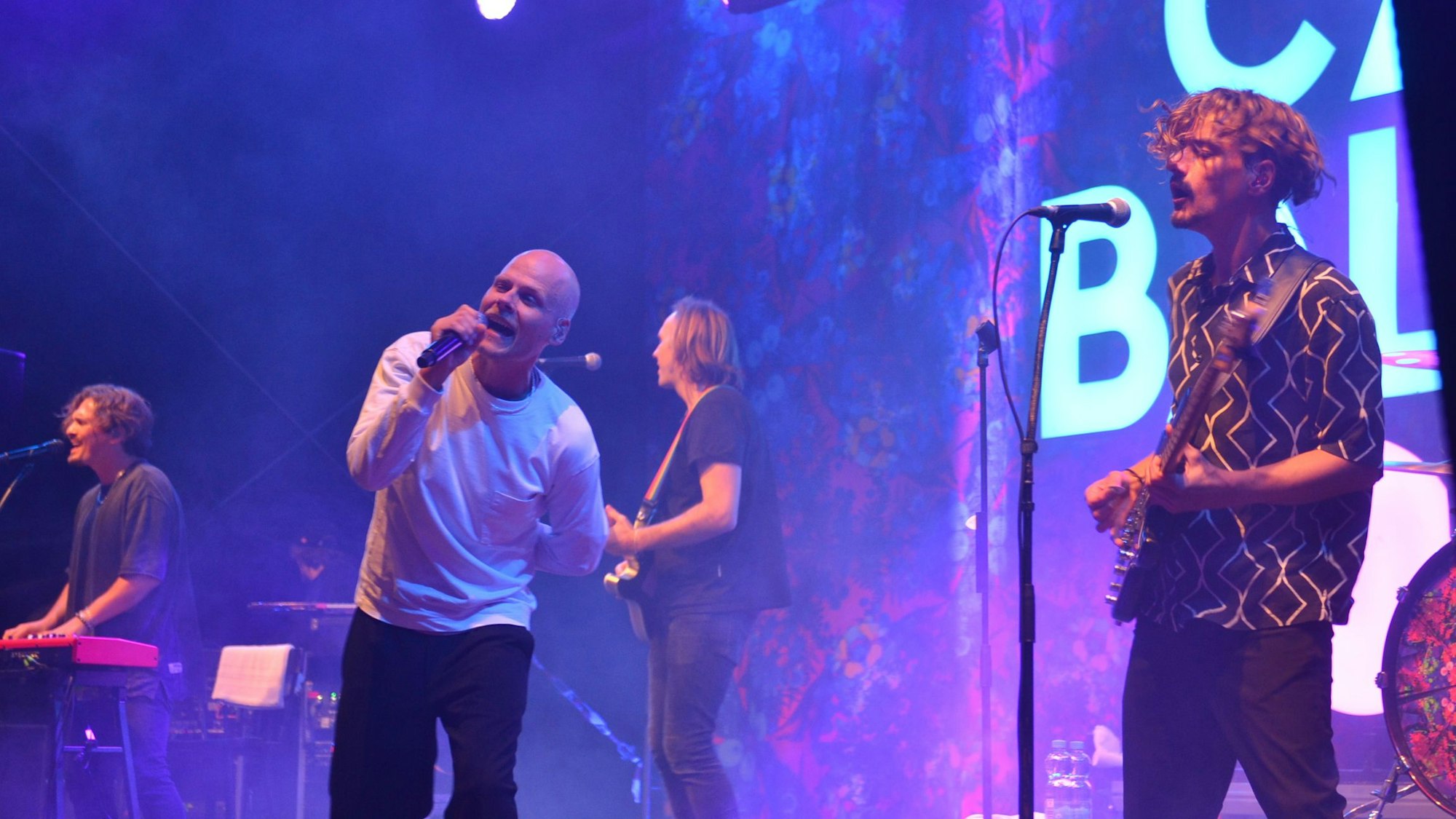 Die Musiker der Band Cat Ballou performen auf der Bühne der Zikkurat.