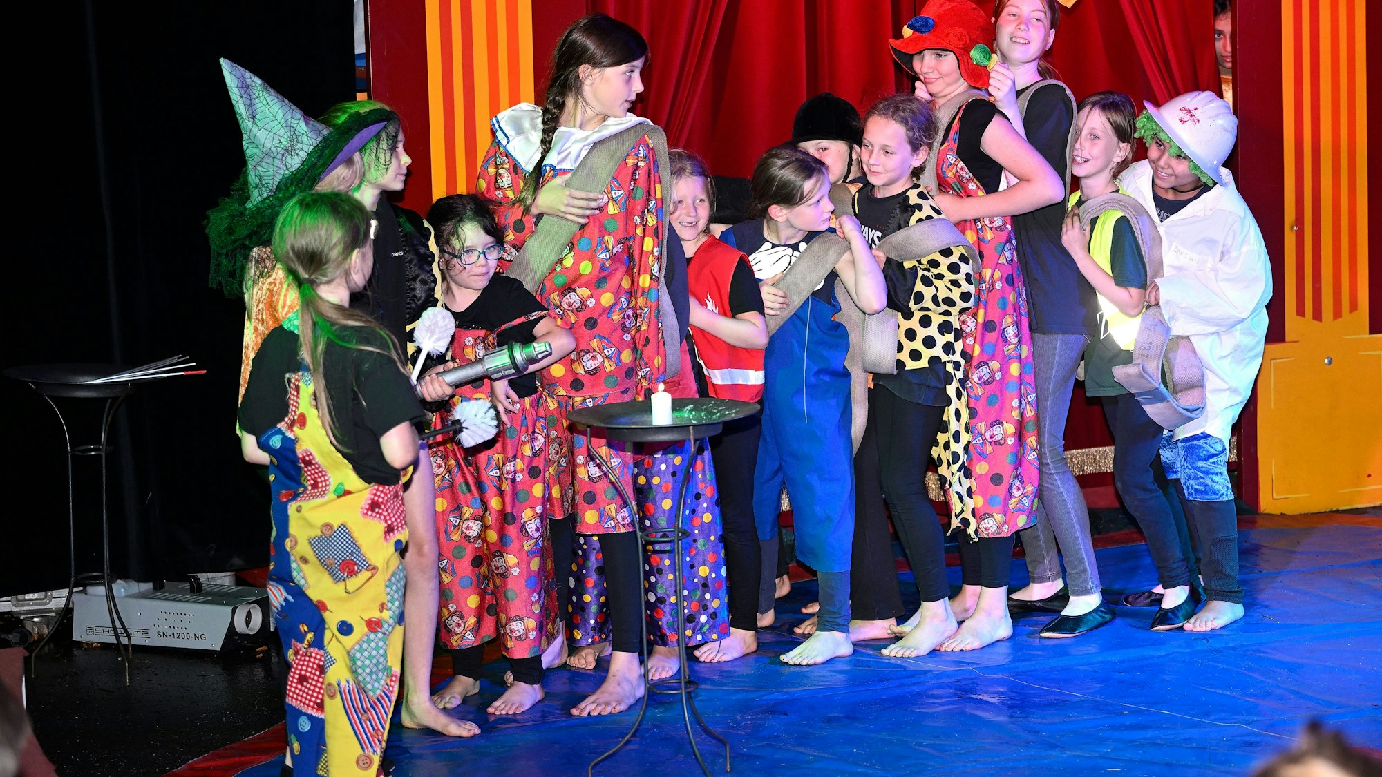 Das Foto zeigt Kinder bei der Zirkusaufführung an der Kreaschule.