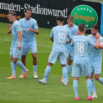 Mark Uth traf bei seinem Startelf-Comeback zum 1:0 gegen Ajax Amsterdam.