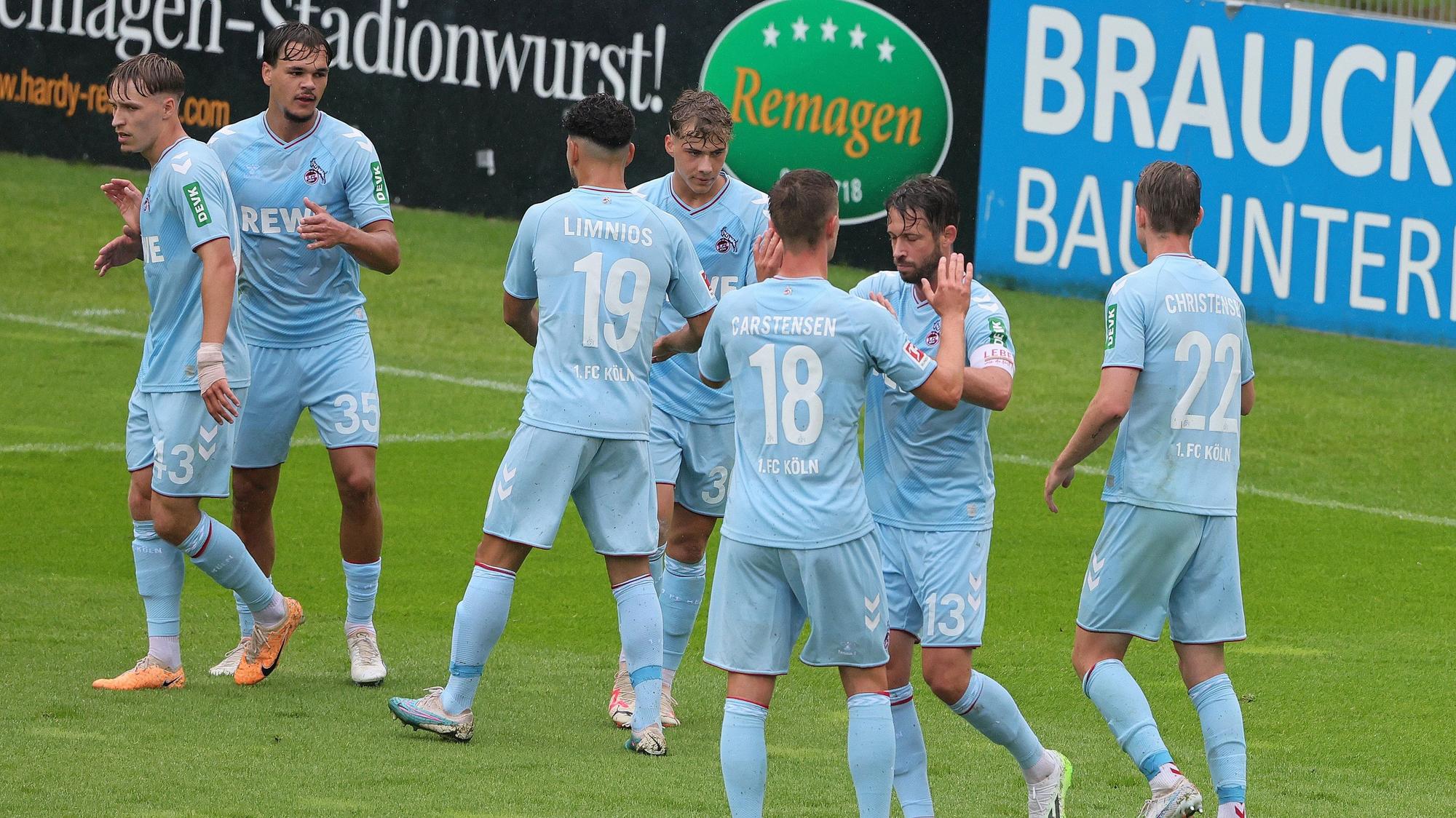 Mark Uth traf bei seinem Startelf-Comeback zum 1:0 gegen Ajax Amsterdam.