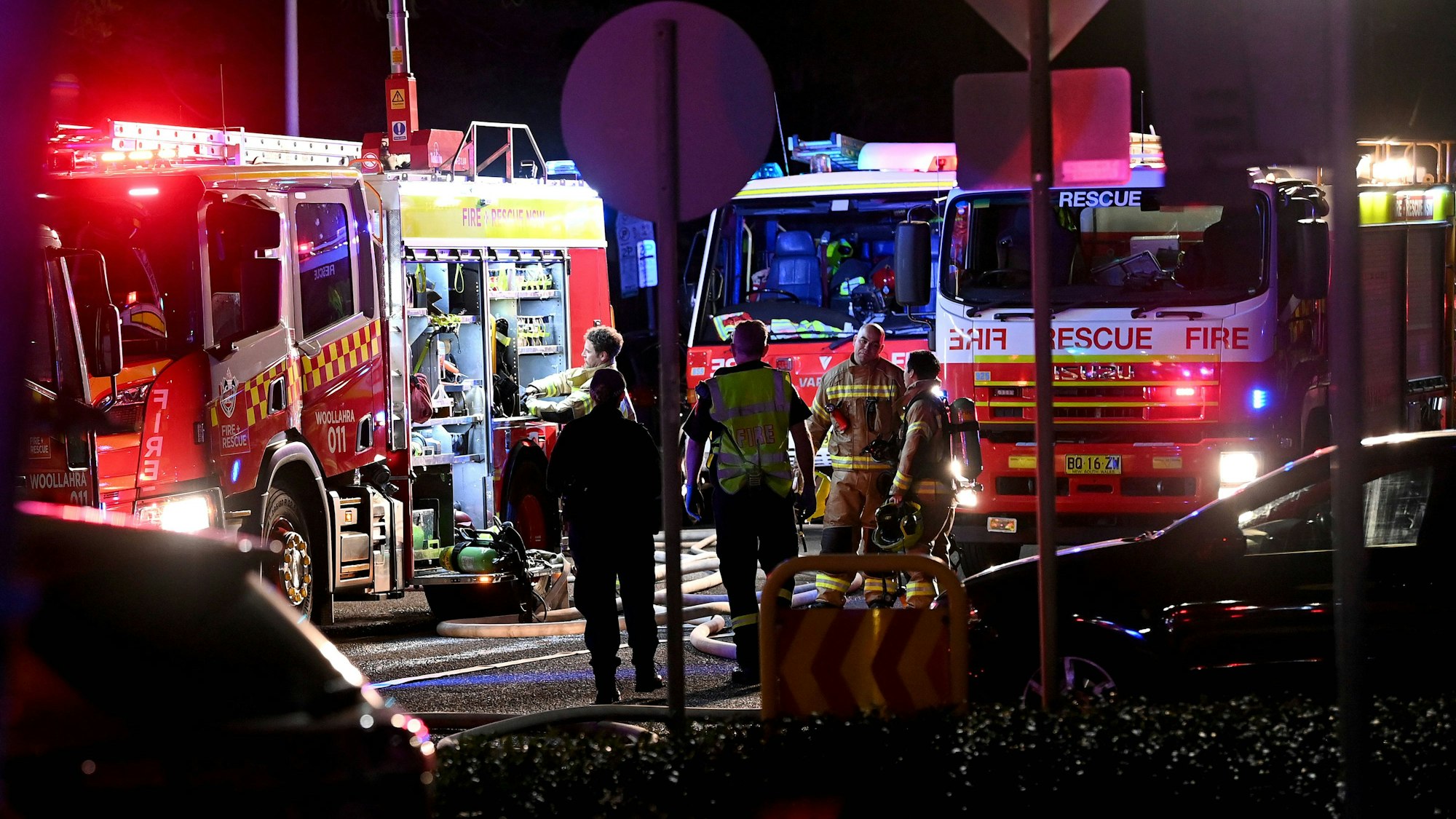 Australischer Feuerwehrleute bei einem Einsatz. Ein Haus auf einer Insel nahe der Stadt Brisbane ist bis auf die Grundmauern niedergebrannt, ein Vater und fünf Söhne kamen ums Leben. (Symbolbild)