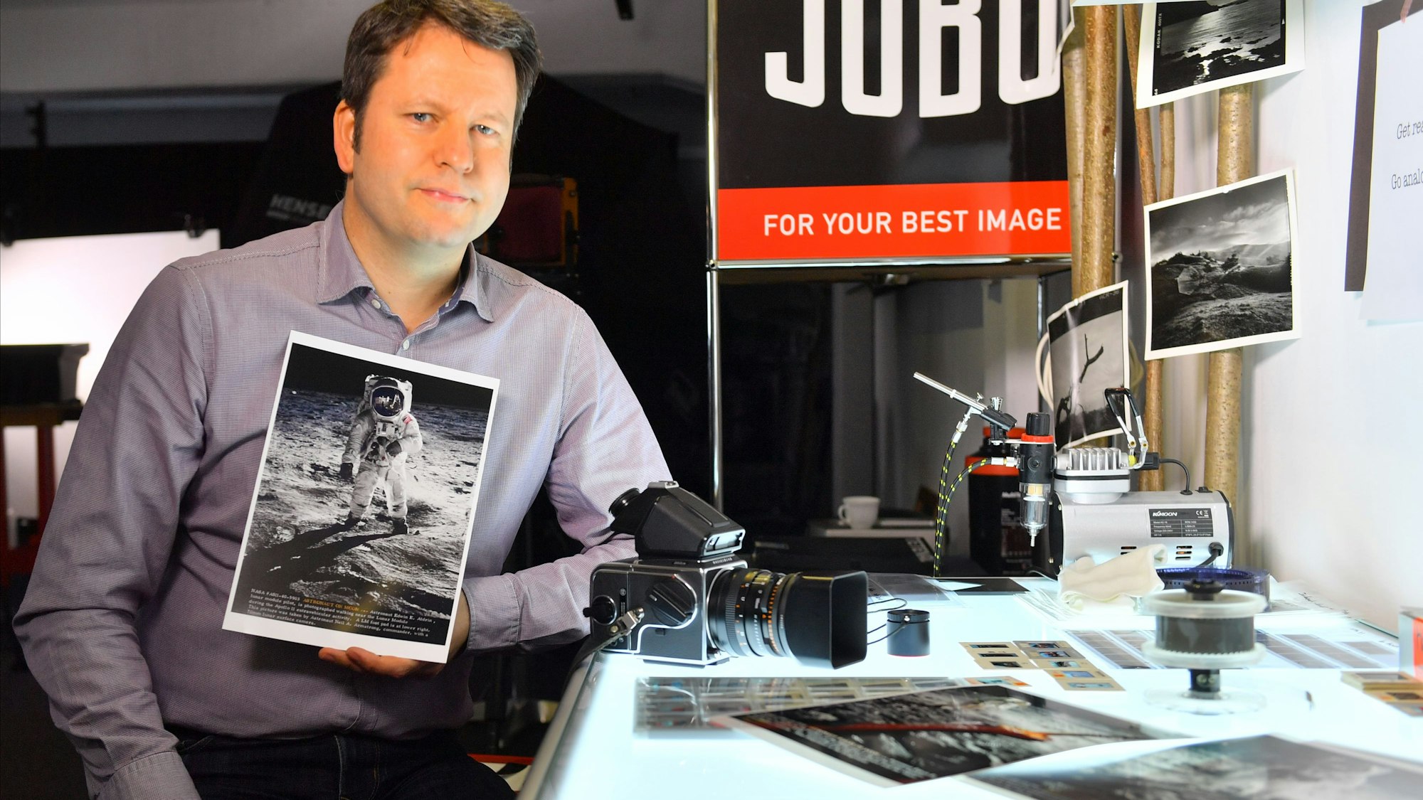 Firmenchef Johannes Bockemühl hält ein Bild von der ersten Mondlandung in der Hand.