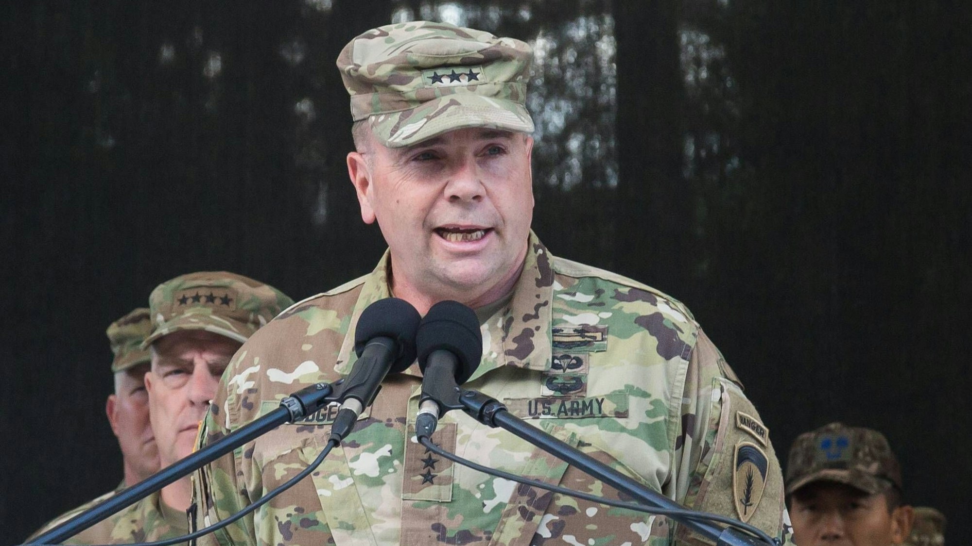 Ben Hodges, damals noch Oberbefehlshaber der US-Armee in Europa, bei einer Pressekonferenz in Polen. (Archivbild)