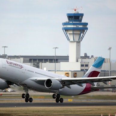 Ein Airbus der Lufthansa Tochter Eurowings startet auf dem Flughafen Köln/Bonn.