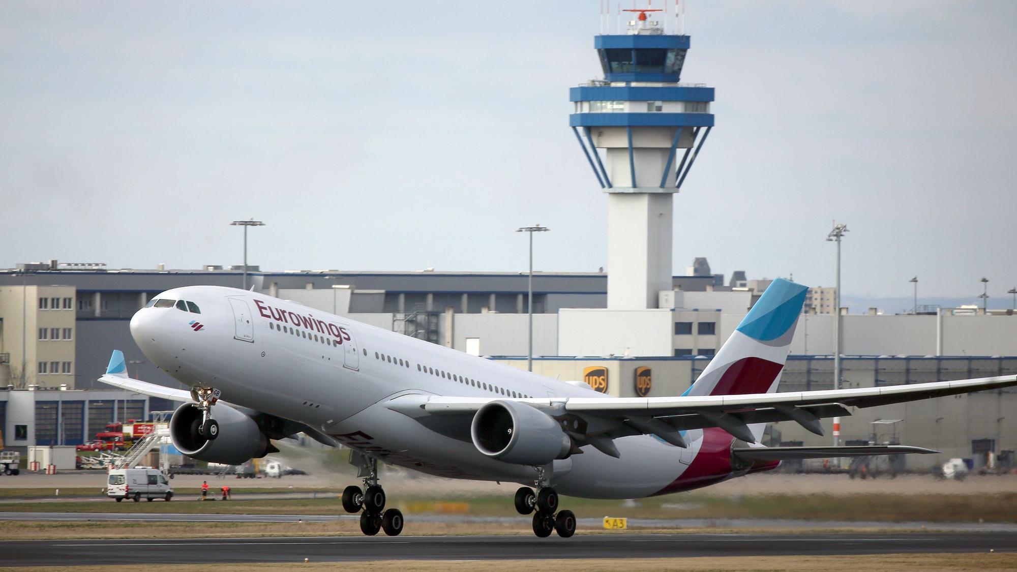 Ein Airbus der Lufthansa Tochter Eurowings startet auf dem Flughafen Köln/Bonn.