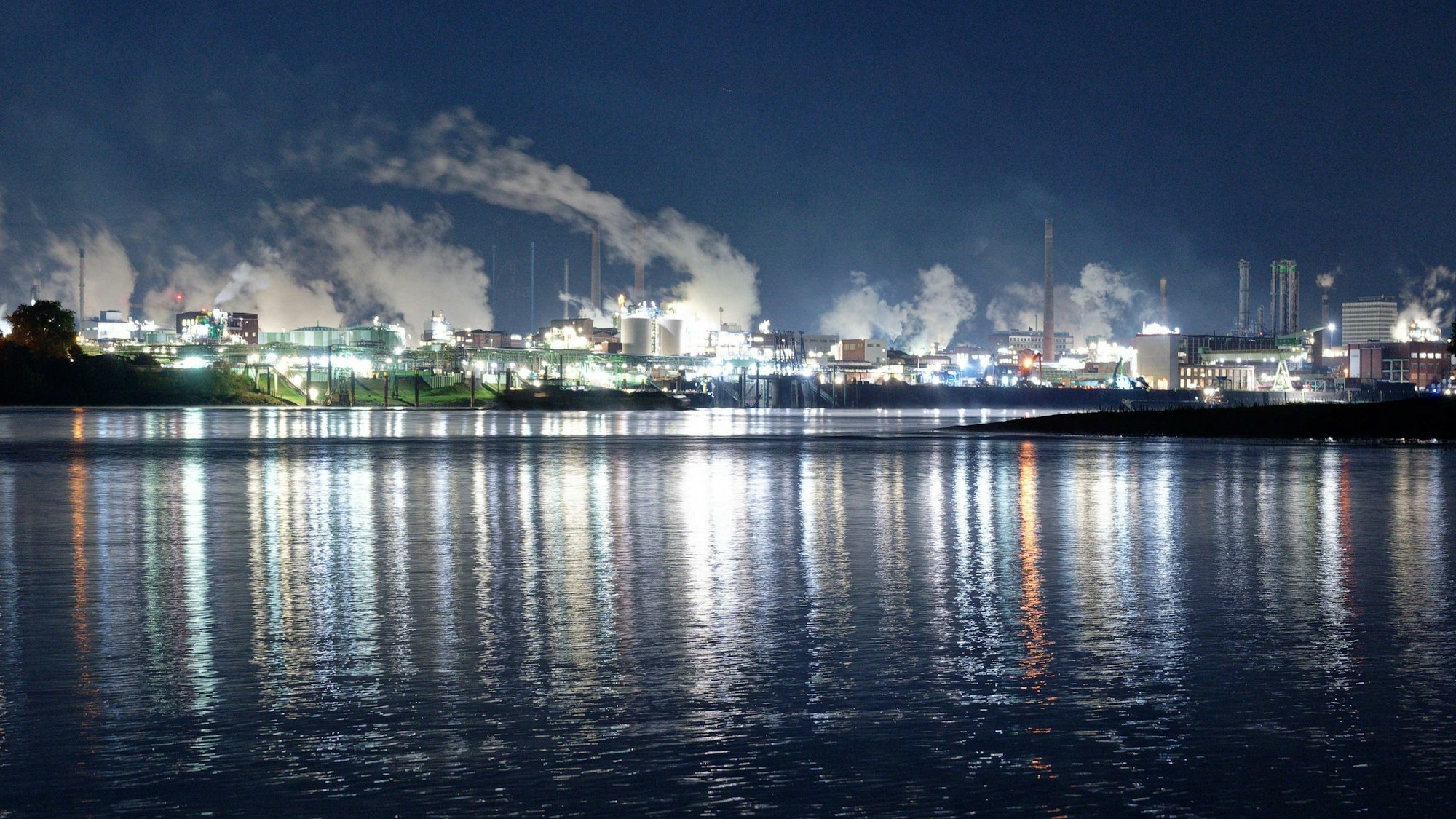 Blick über den Rhein auf den Chempark bei Nacht