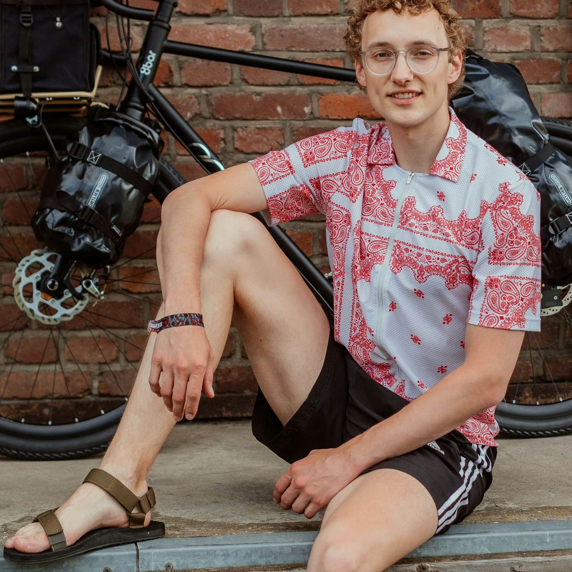 Ein junger Mann in Shorts.