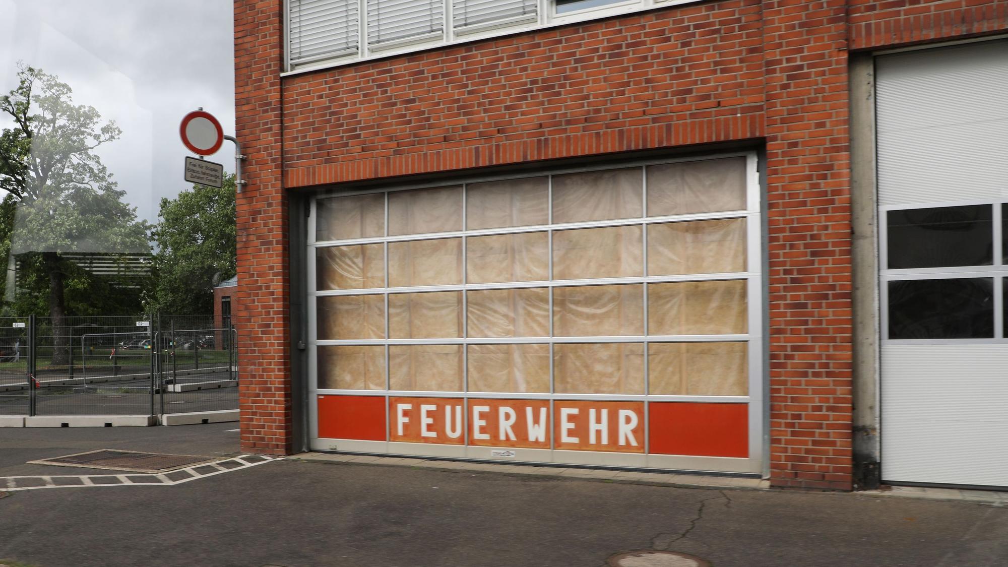 Auf einem Rolltor eines Backsteingebäudes steht „Feuerwehr“.