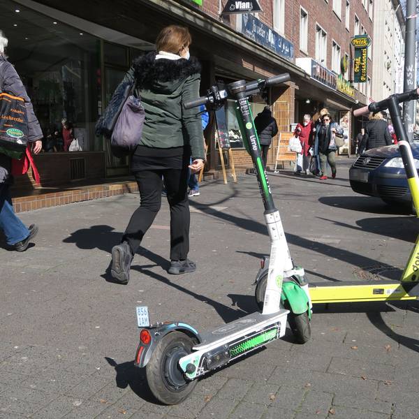 E-Scooter auf dem Gehweg.