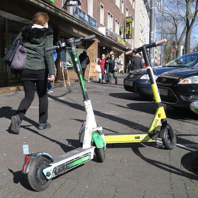 E-Scooter auf dem Gehweg.