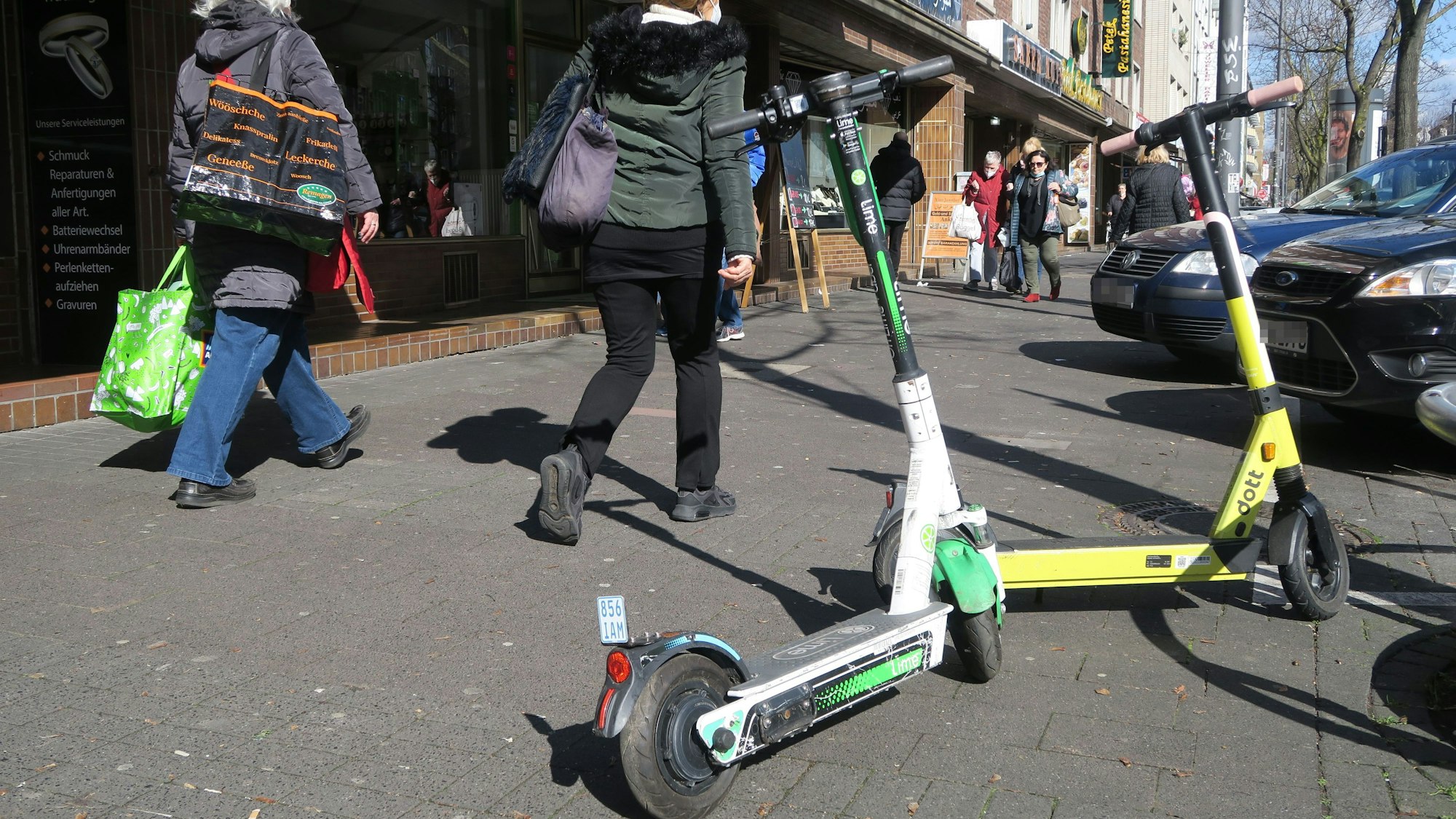E-Scooter auf dem Gehweg.