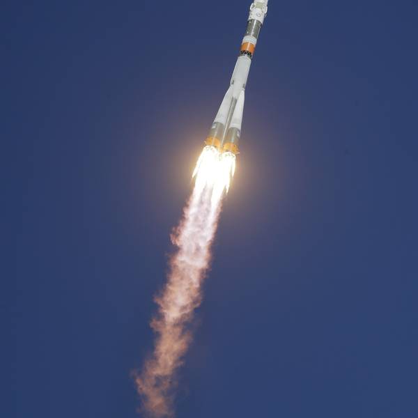Aufnahme der Sojus MS-10 Raumkapsel nach ihrem Start vom Weltraumbahnhof Baikonur.