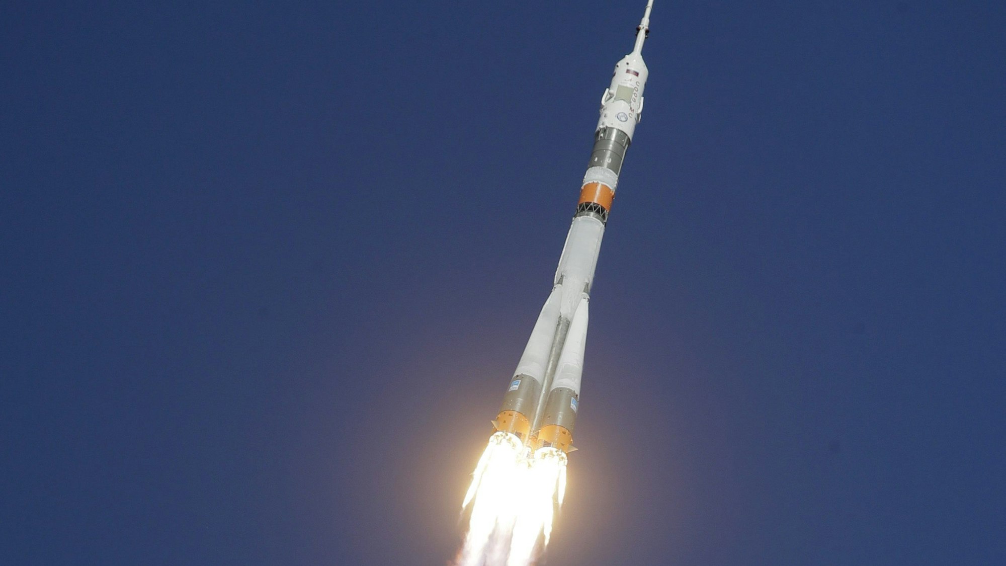 Aufnahme der Sojus MS-10 Raumkapsel nach ihrem Start vom Weltraumbahnhof Baikonur.