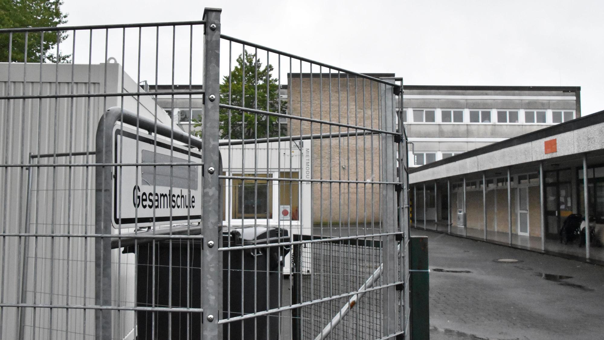 Der Haupteingang einer Gesamtschule.
