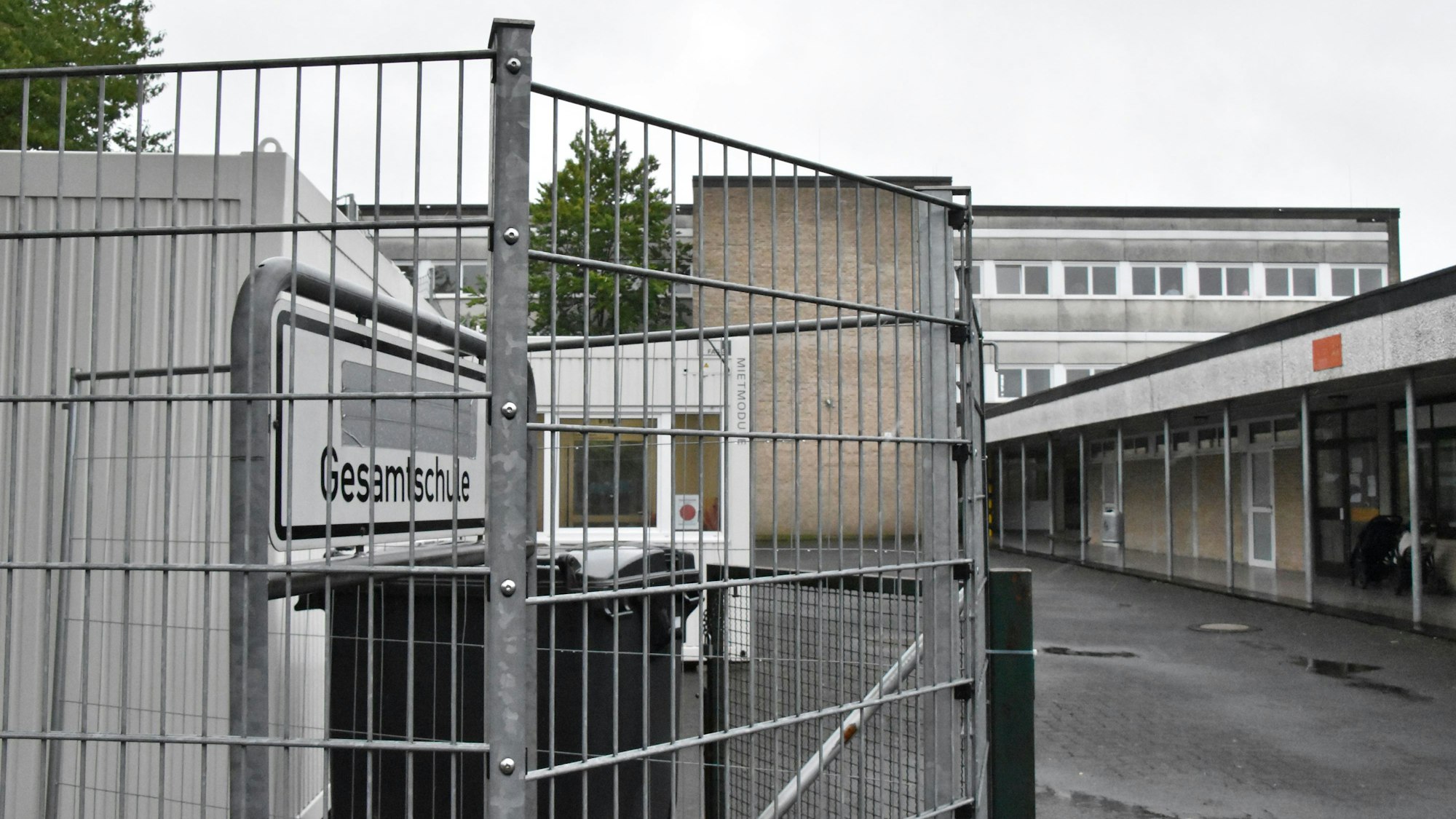 Der Haupteingang einer Gesamtschule.