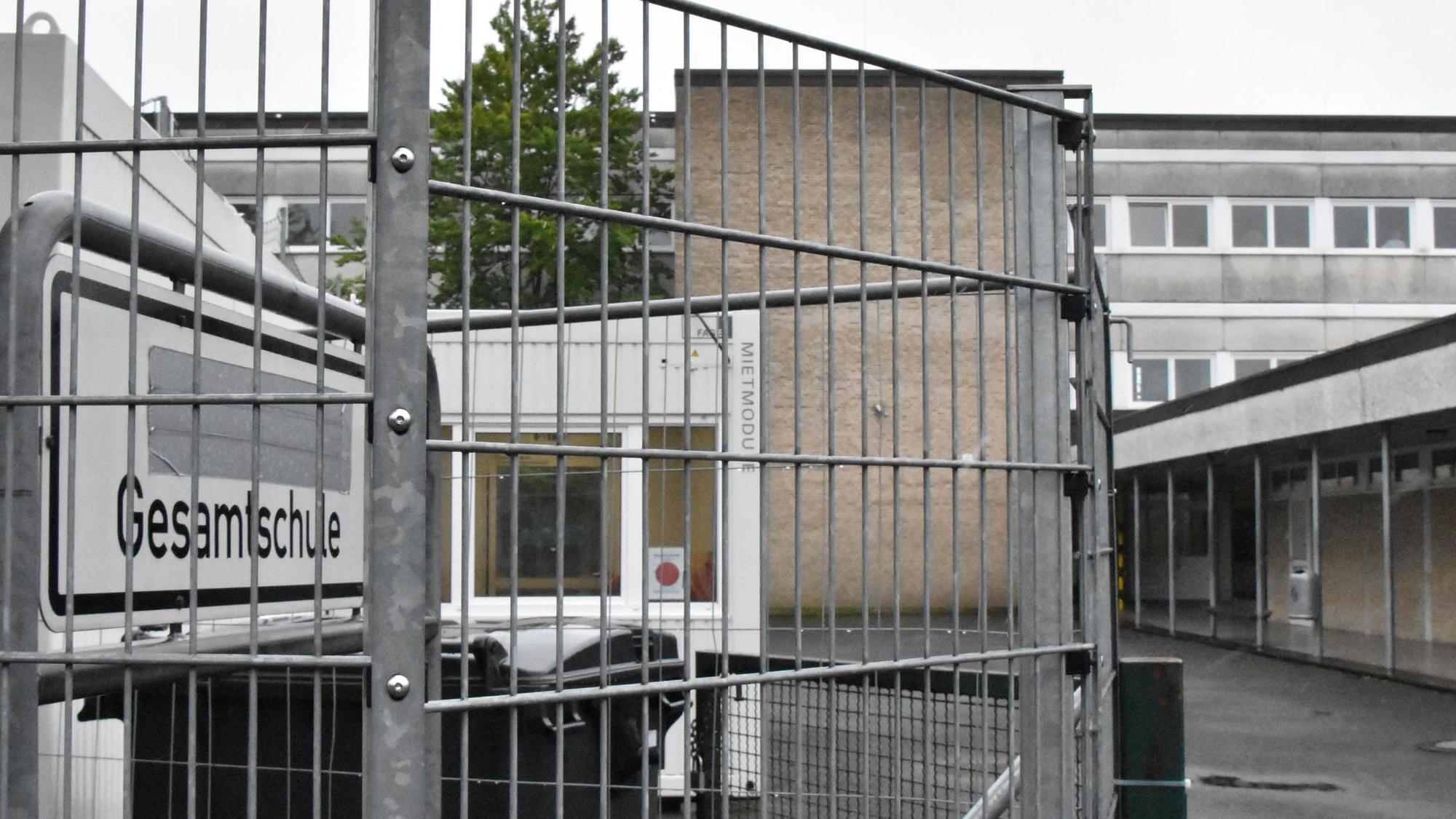 Ein Zaun vor dem Gelände der Gesamtschule Windeck
