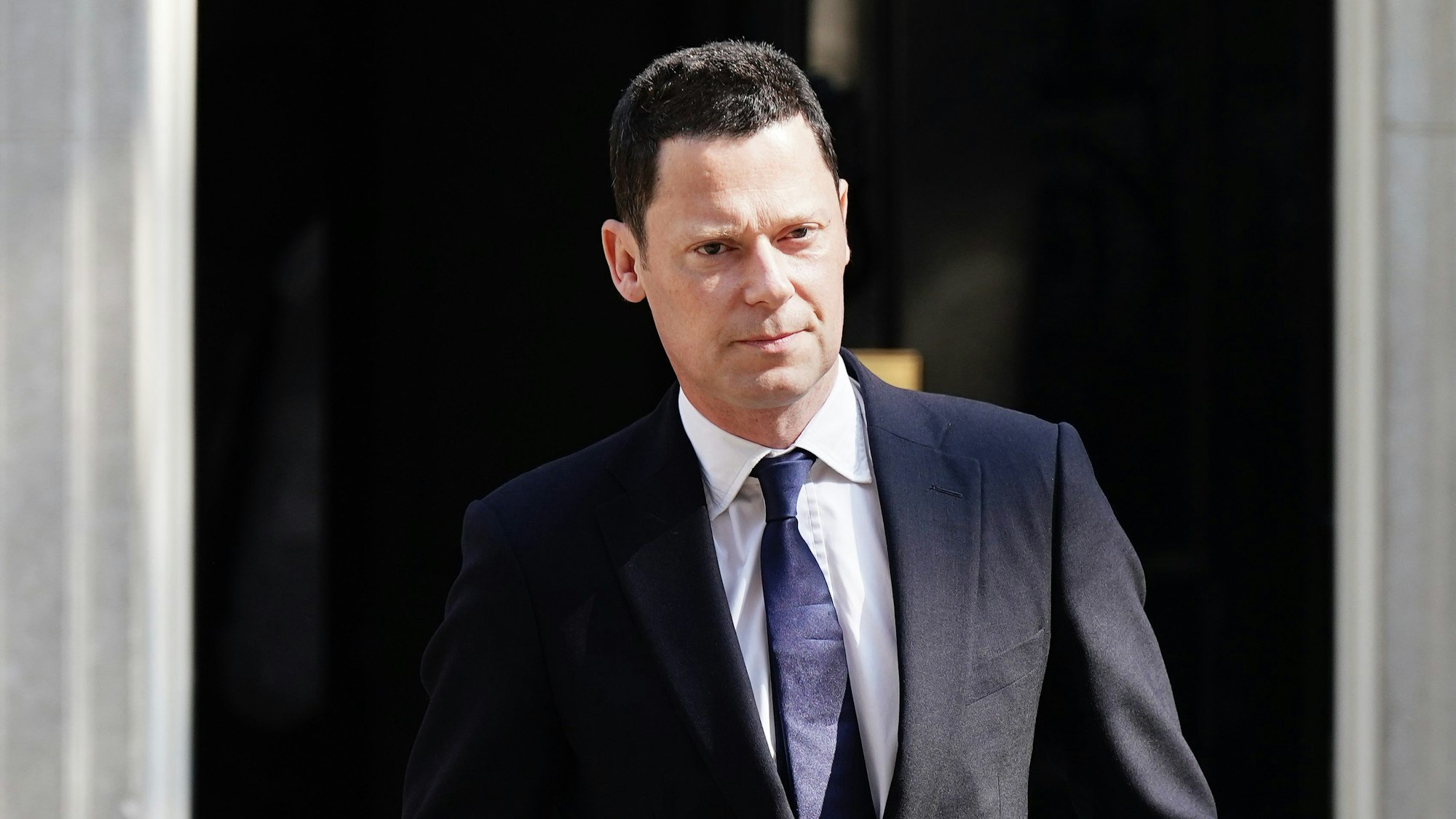 Aufnahme von Alex Chalk, Justizminister von Großbritannien, im Anzug mit Krawatte