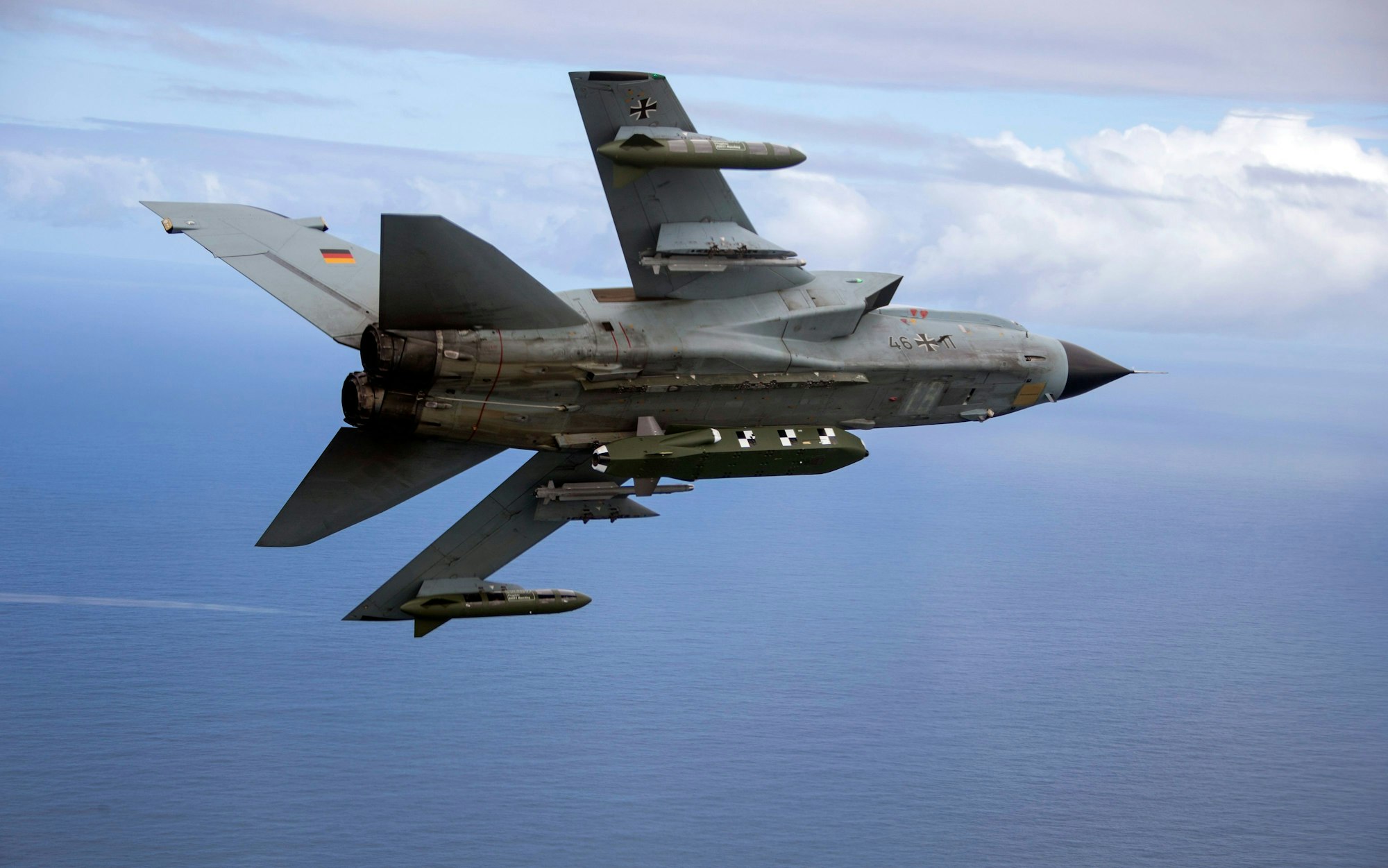 von der Bundeswehr herausgegebene Aufnahme zeigt einen Kampfjet Tornado IDS ASSTA 3.0, bestückt mit dem Lenkflugkörper Taurus, der im Rahmen der Übung „Two Oceans“ über See fliegt.