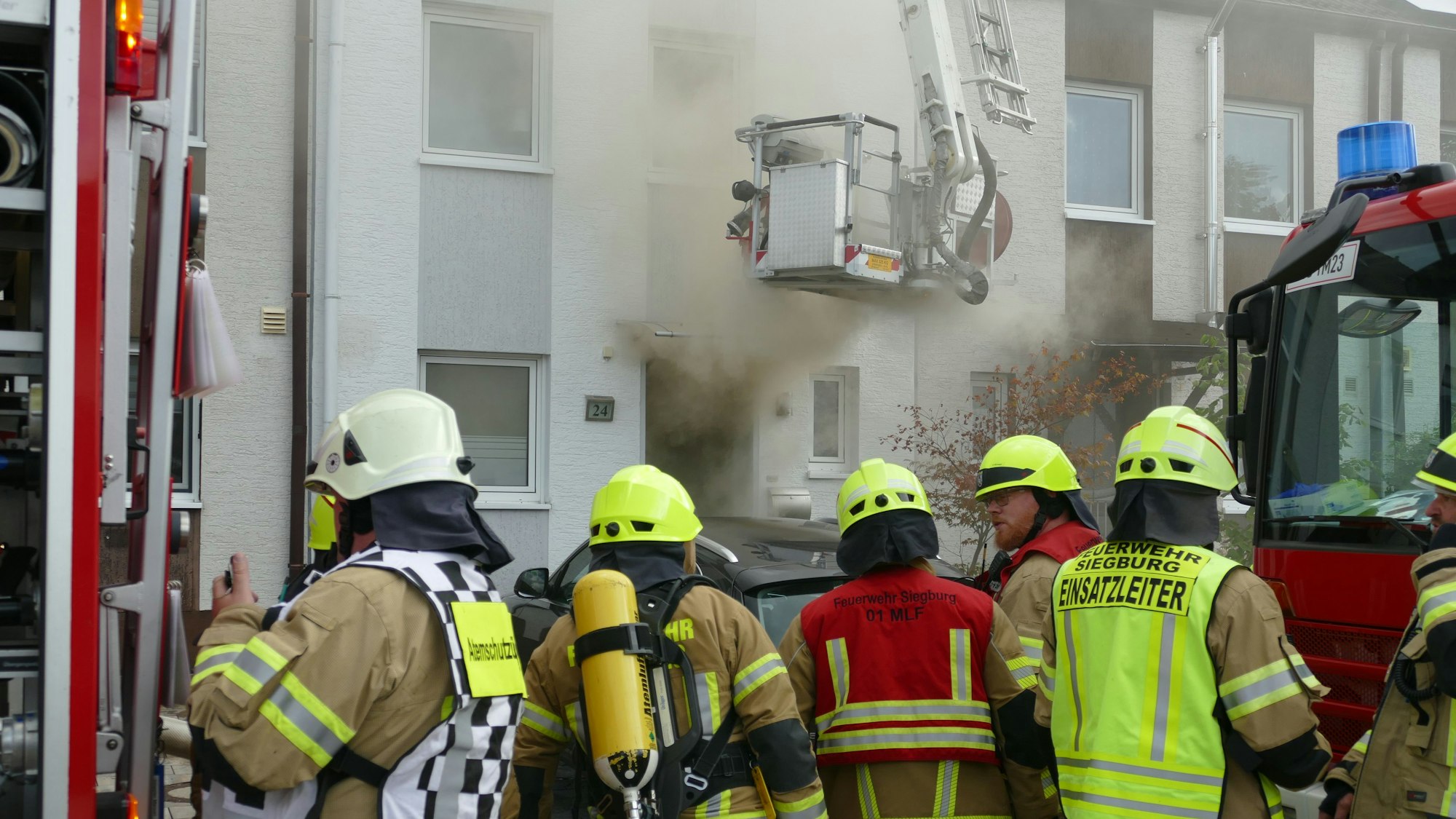 Feuerwehrleute bei einem Brand in Siegburg.