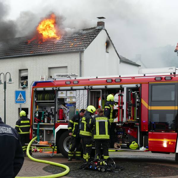 Die Flammen zogen vom Ober- ins Dachgeschoss und schossen zwischen den Ziegeln hervor.