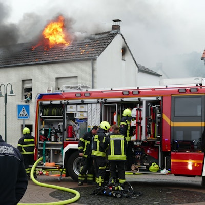 Die Flammen zogen vom Ober- ins Dachgeschoss und schossen zwischen den Ziegeln hervor.
