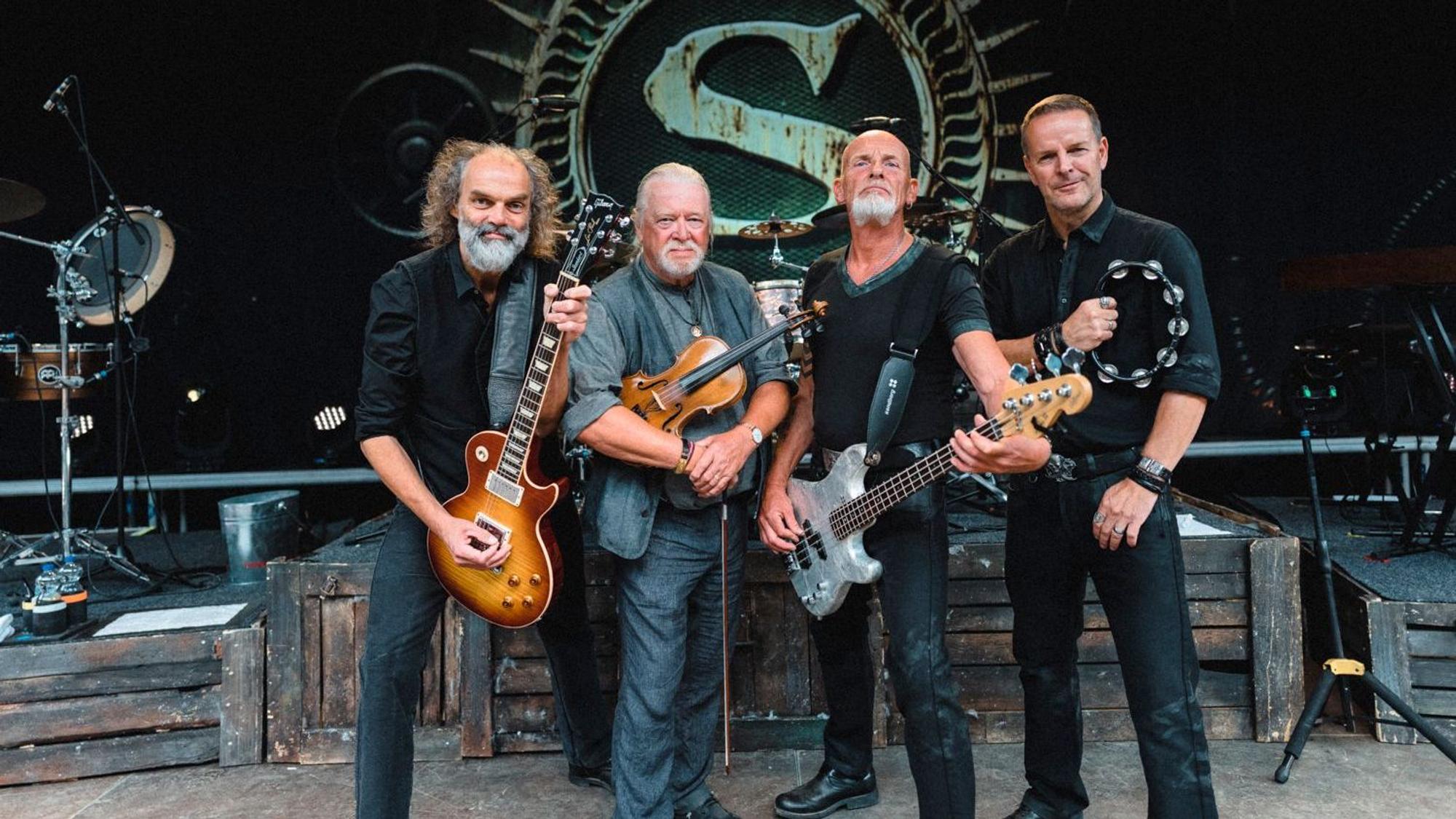 Die Mitglieder der Band Santiano stehen auf der Bühne.