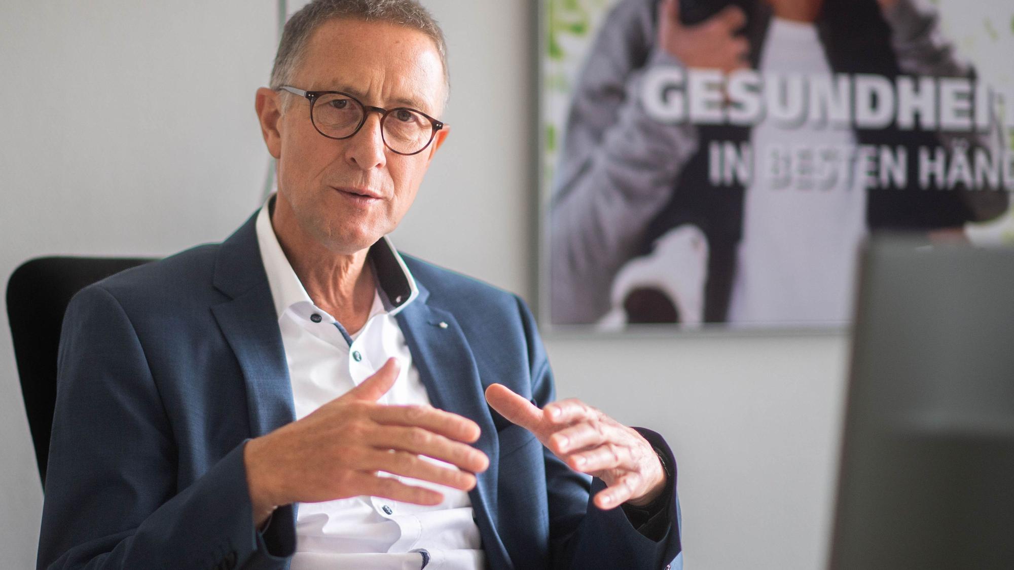 Das Bild zeigt Helmut Schneider an seinem Schreibtisch.