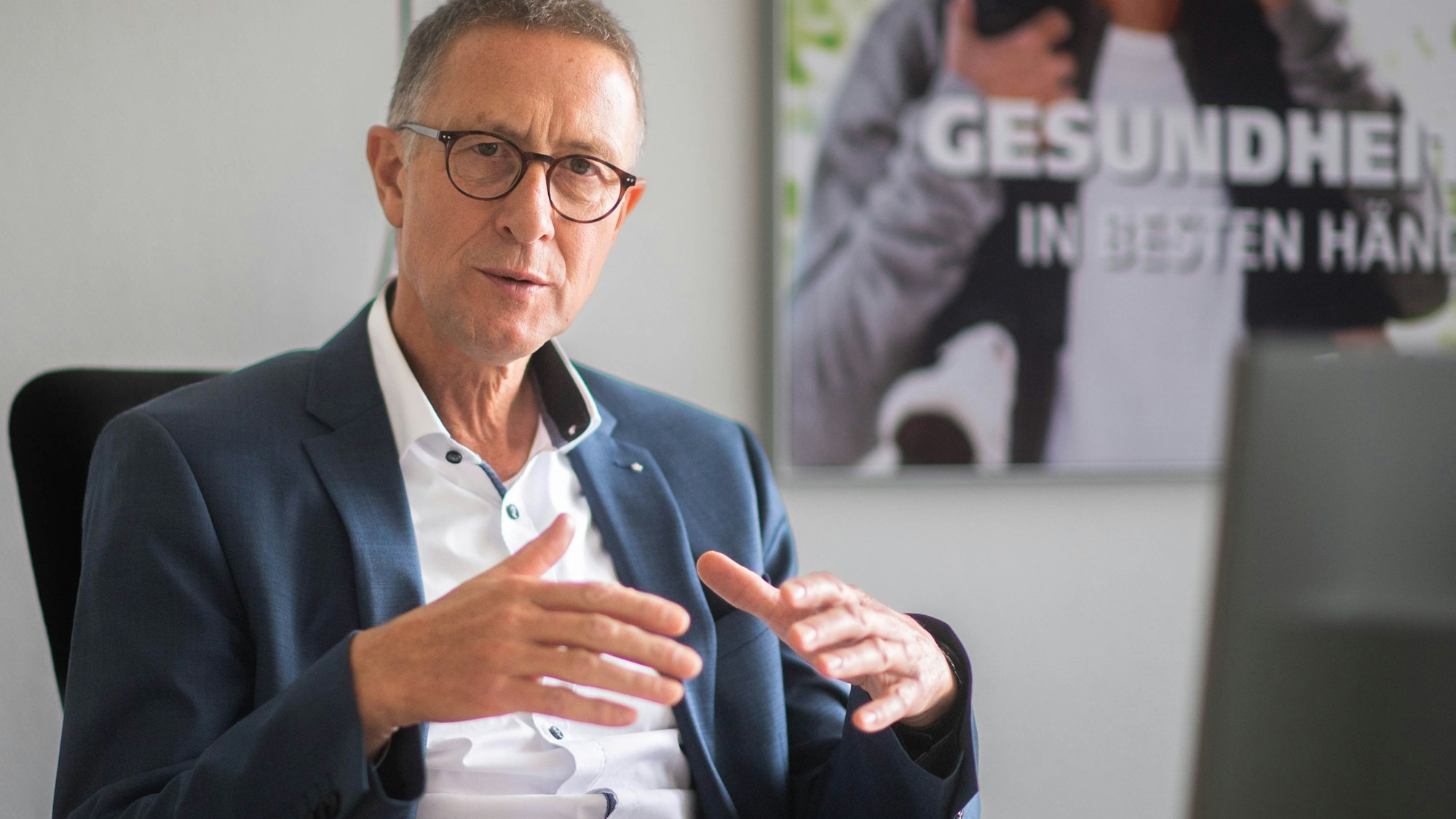 Das Bild zeigt Helmut Schneider an seinem Schreibtisch.