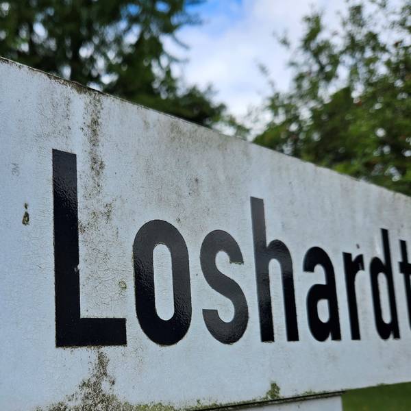 Zu sehen ist ein Straßenschild mit dem Namen Loshardt.